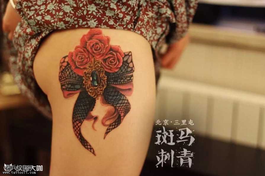 腿部蝴蝶蕾丝玫瑰纹身图案
