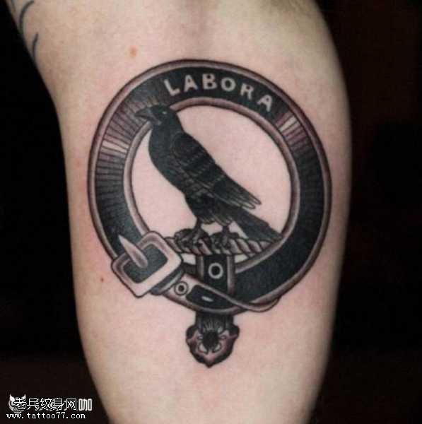 腿部小乌鸦纹身图案