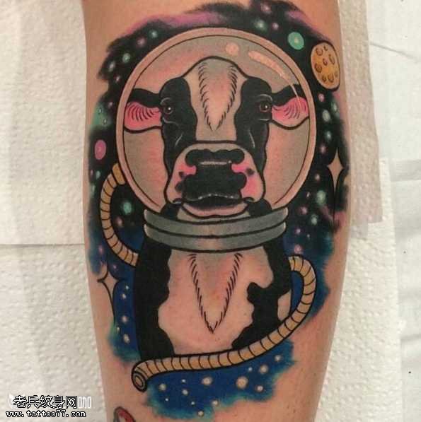 腿部牛奶纹身图案