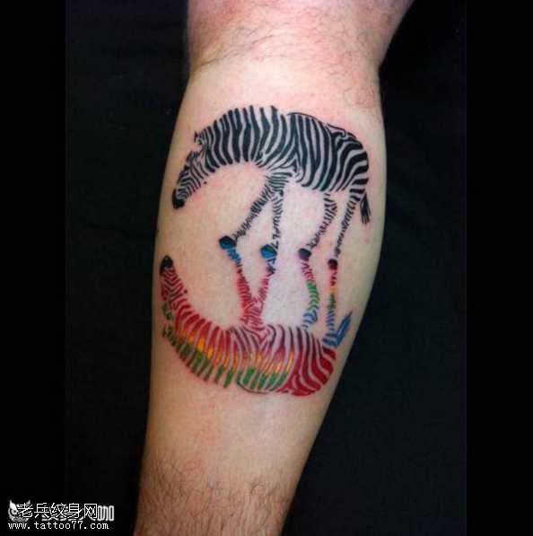 腿部斑马纹身图案