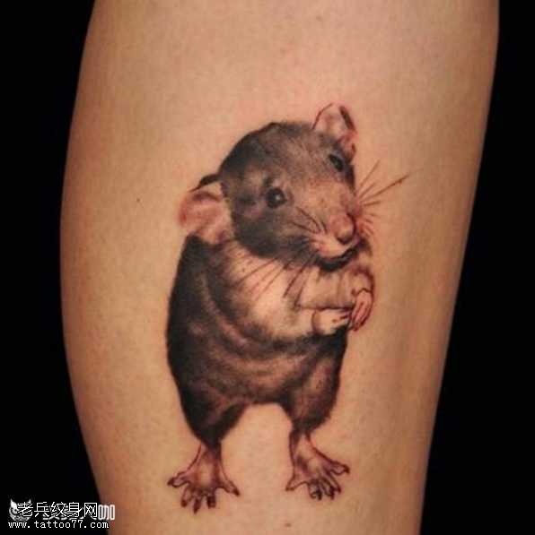 腿部可爱小老鼠纹身图案