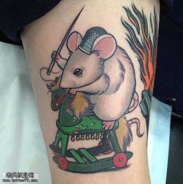 腿部小白鼠纹身图案