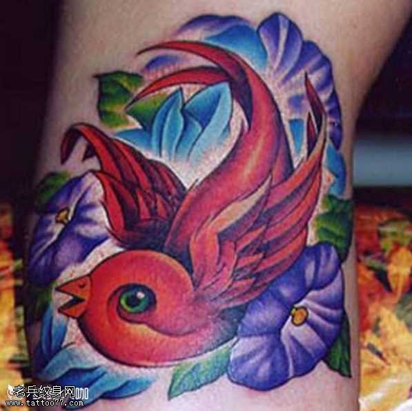 腿部小红鸟纹身图案