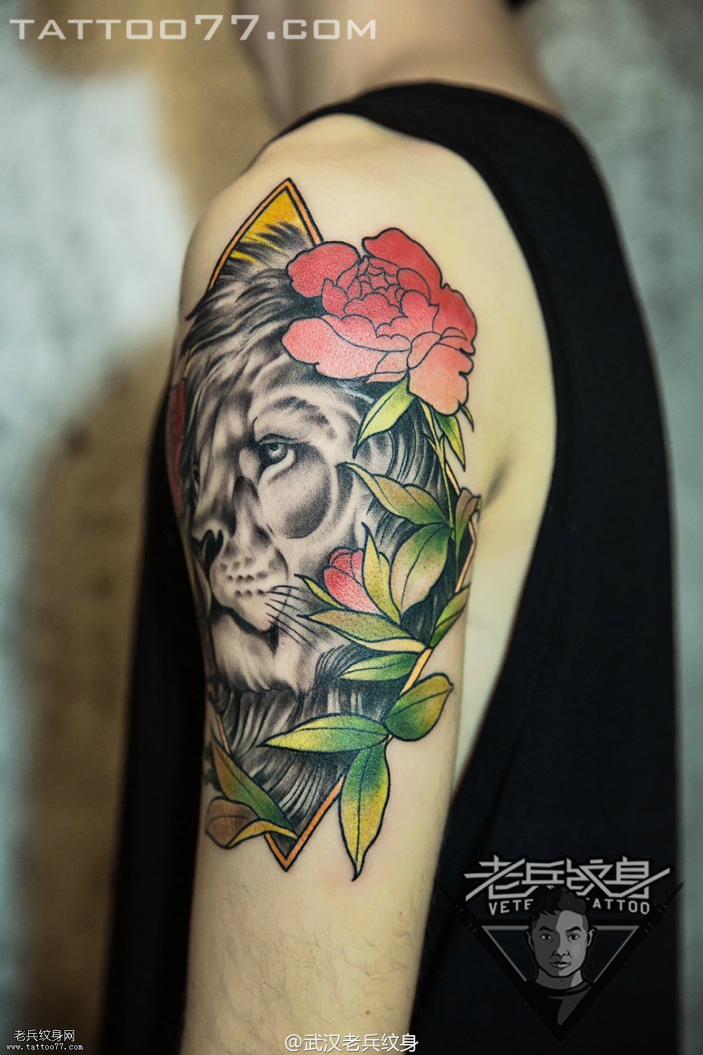  帅气的大臂狮子玫瑰花纹身图案作品