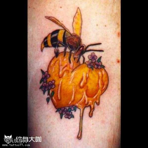 腰部蜜蜂心纹身图案