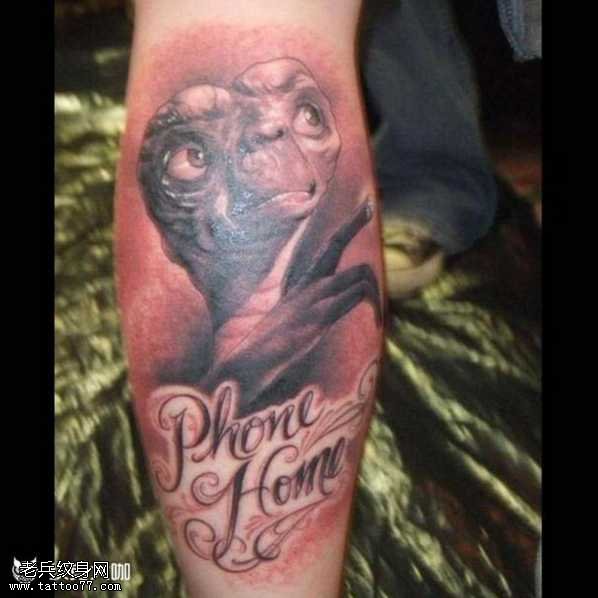 腿部小外星纹身图案