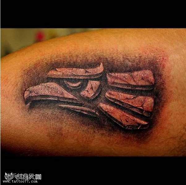 腿部石鹰纹身图案