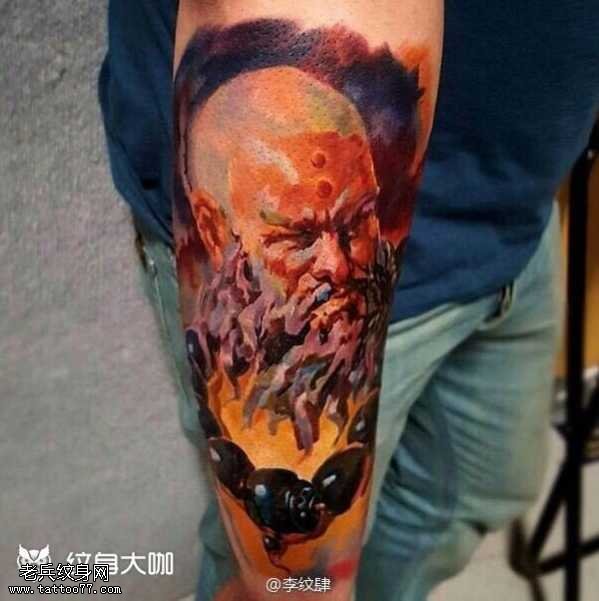 手臂火光头纹身图案