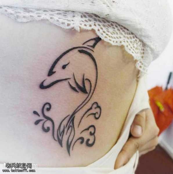 腰部海豚纹身图案