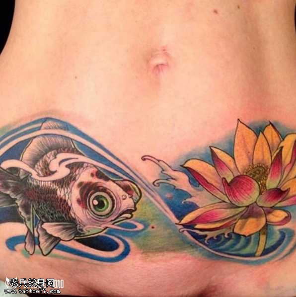 腰部彩鱼莲花纹身图案