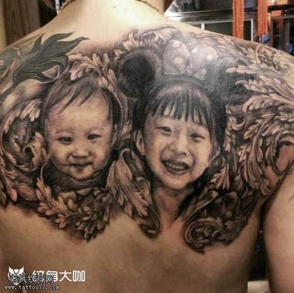 背部二个小孩纹身图案