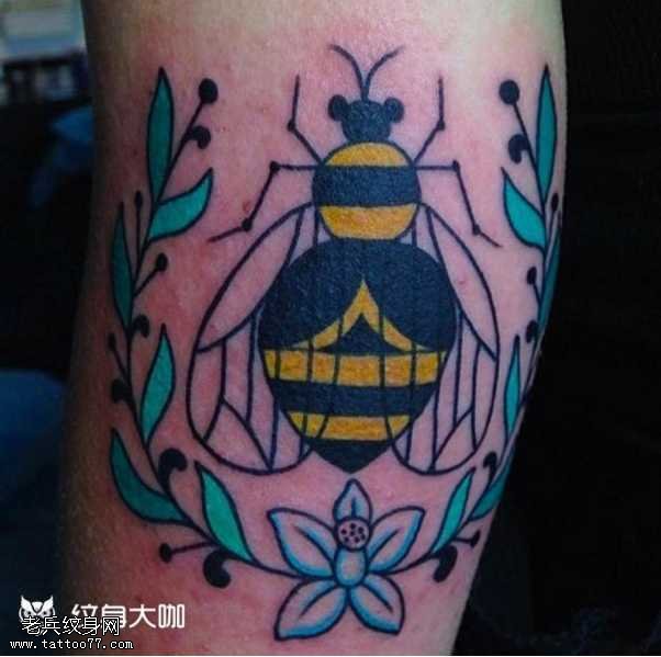 腿部马蜂纹身图案