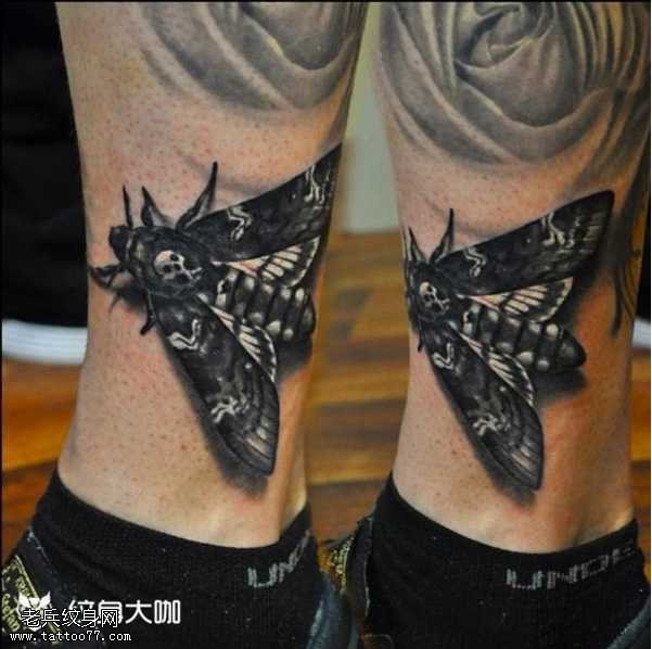 腿部逼真的飞蛾纹身图案