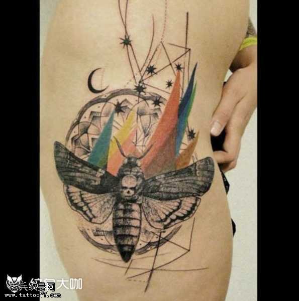 腿部蛾蝴蝶纹身图案