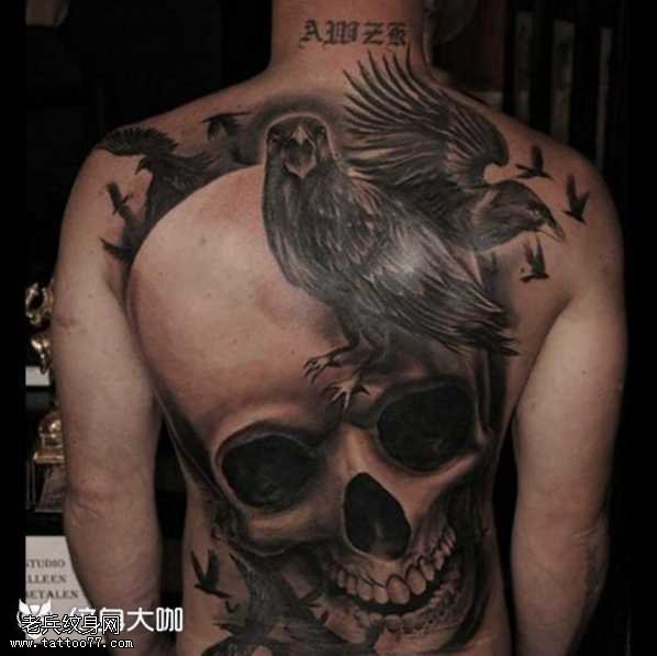 背部骷髅乌鸦纹身图案