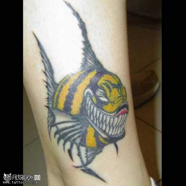 腿部金鱼纹身图案