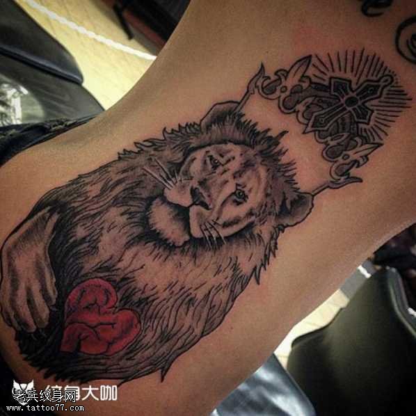 腰部狮子国王纹身图案