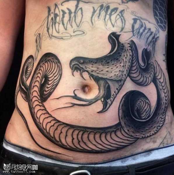 腹部蛇珠纹身图案