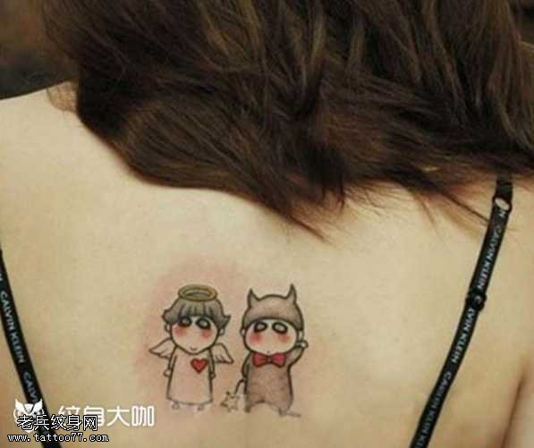 背部小萌孩纹身图案
