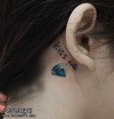 耳部钻石纹身图案