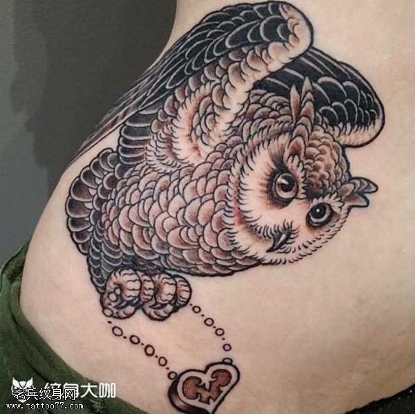 腰部猫头鹰心纹身图案