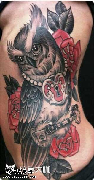 腰部猫头鹰纹身图案