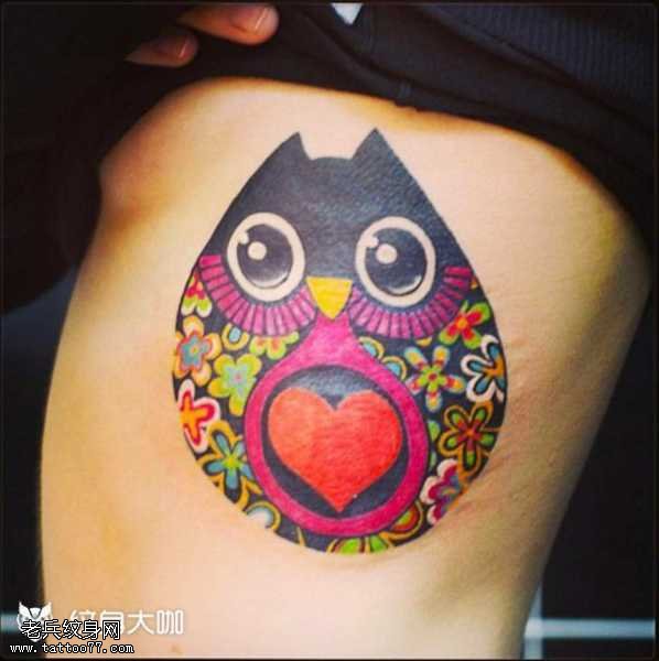 腰部黑色猫头鹰纹身图案