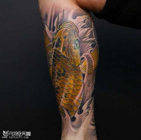 腿部黄金鱼纹身图案