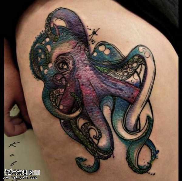 腿部章鱼纹身图案