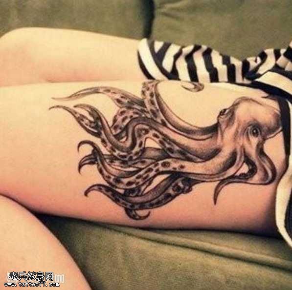 腿部章鱼纹身图案