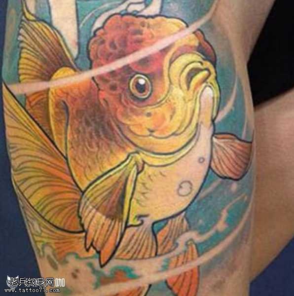 腿部鱼纹身图案