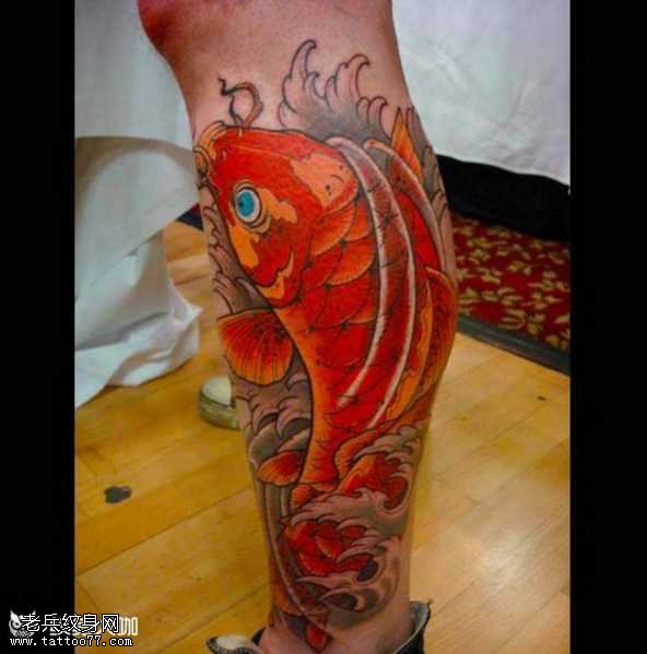 腿部红鲤鱼纹身图案