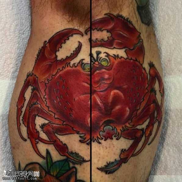 腿部红螃蟹纹身图案