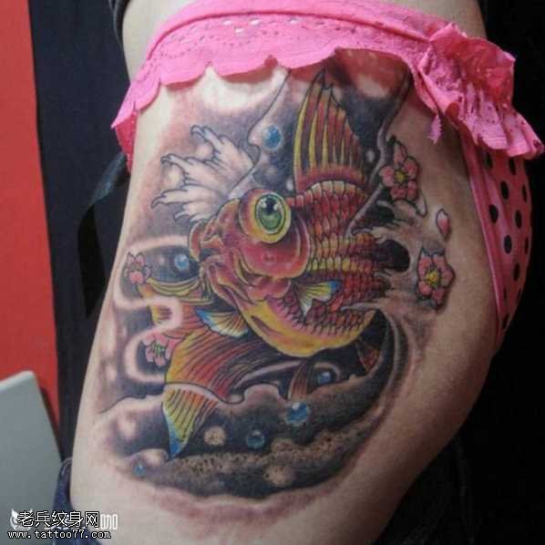 腿部金鱼纹身图案