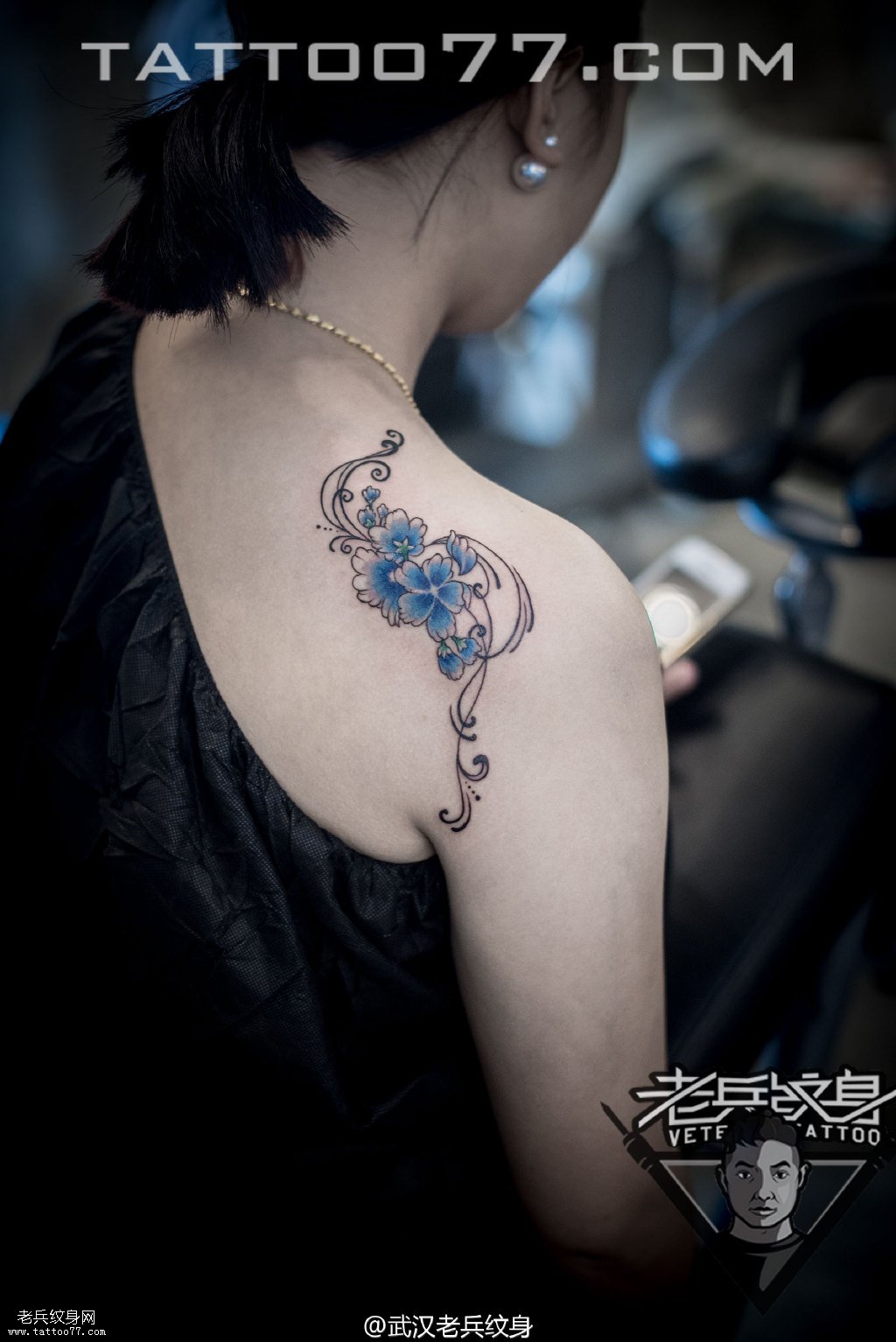 妹子肩膀花卉纹身图案作品