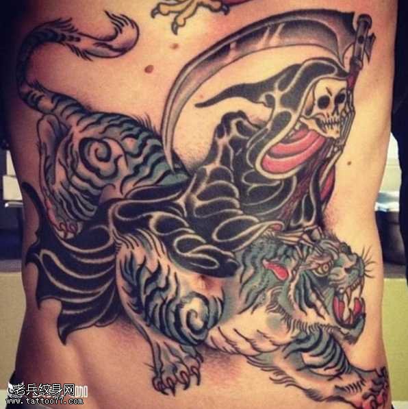 腰部老虎纹身图案