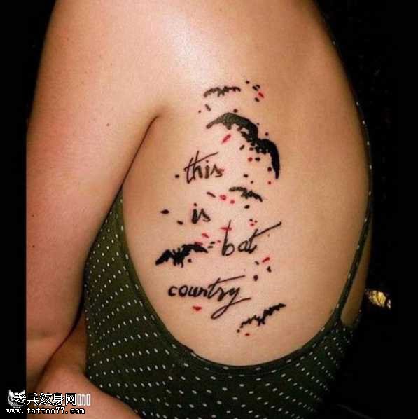 背部黑小鸟纹身图案