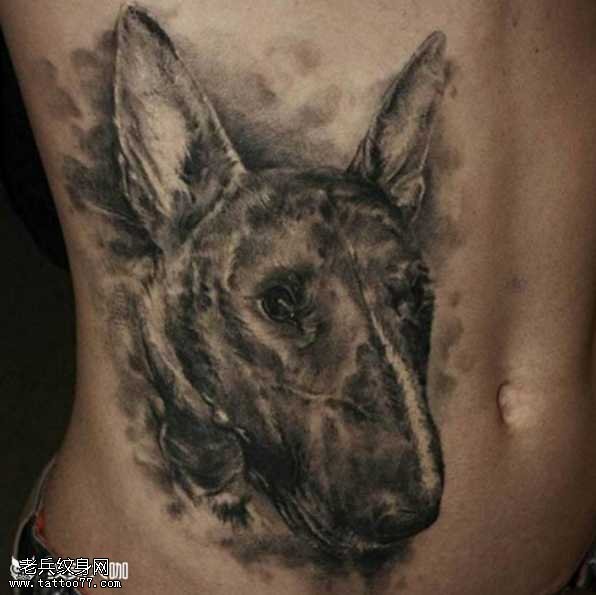 腰部犬纹身图案