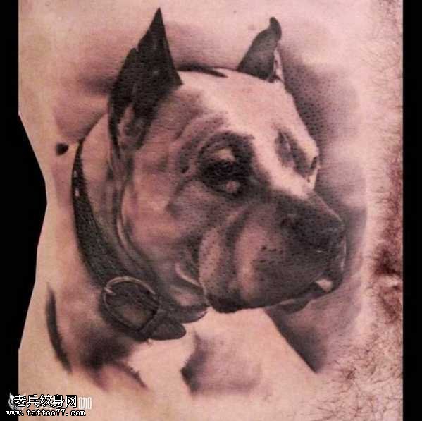 腰部帅犬纹身图案