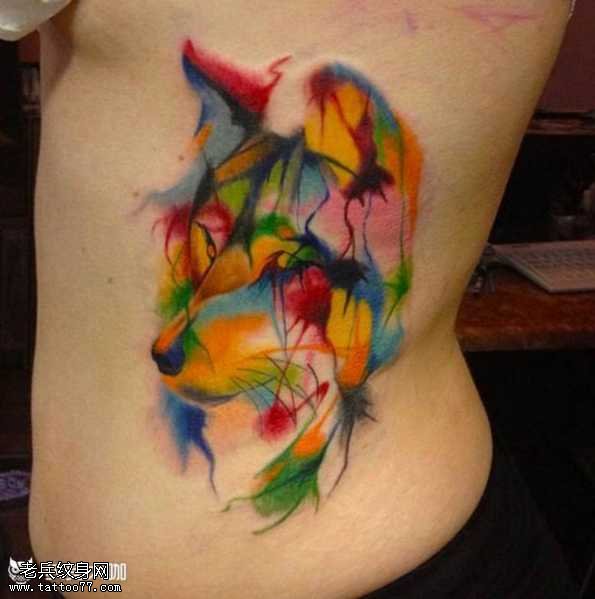 腰部彩狗纹身图案