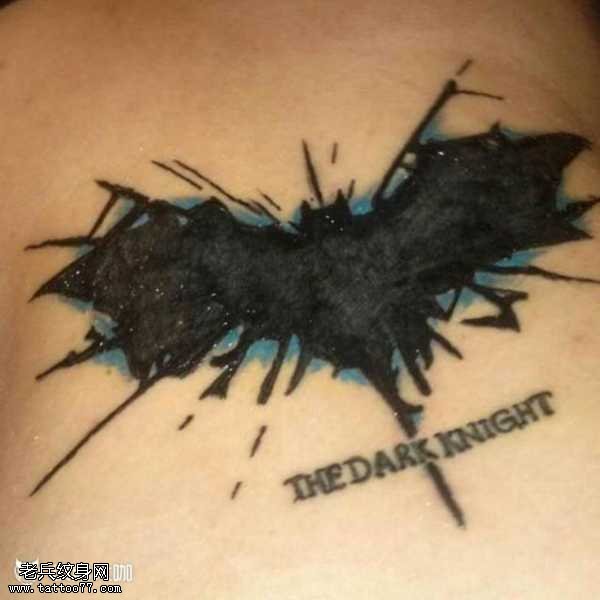 背部蝙蝠图腾纹身图案