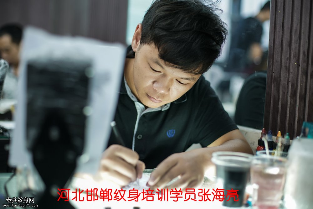 河北邯郸纹身学员张海亮纹身培训中