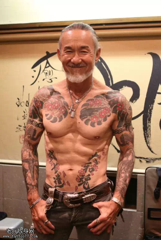 这个刺青酷老头，不搞千人斩，却和一群热血青年玩起了车震？