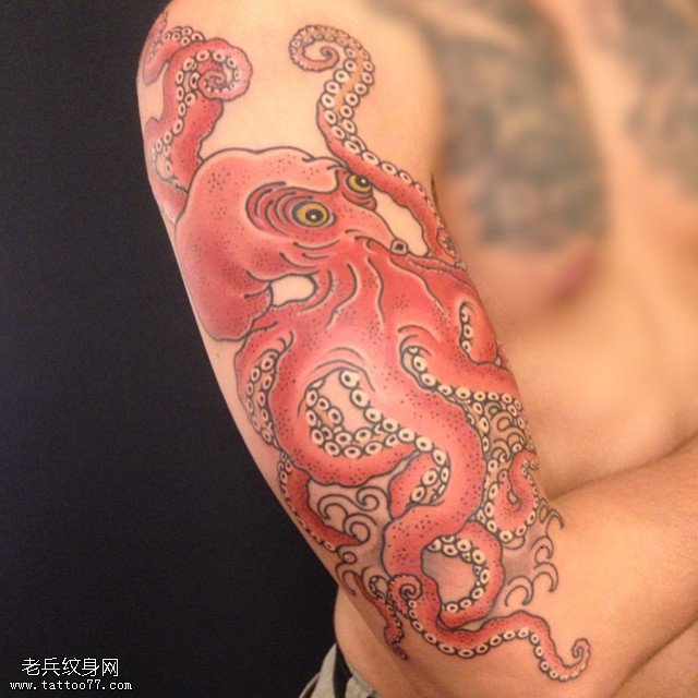 大臂章鱼纹身图案