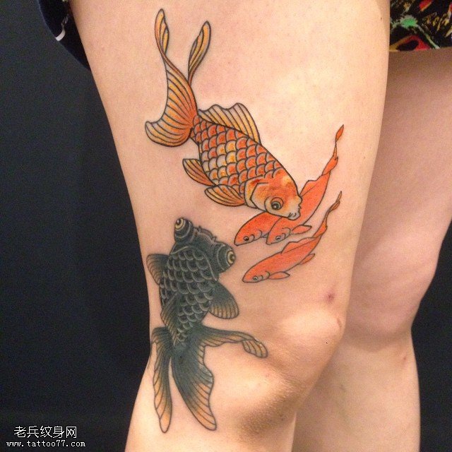 大腿金鱼纹身图案