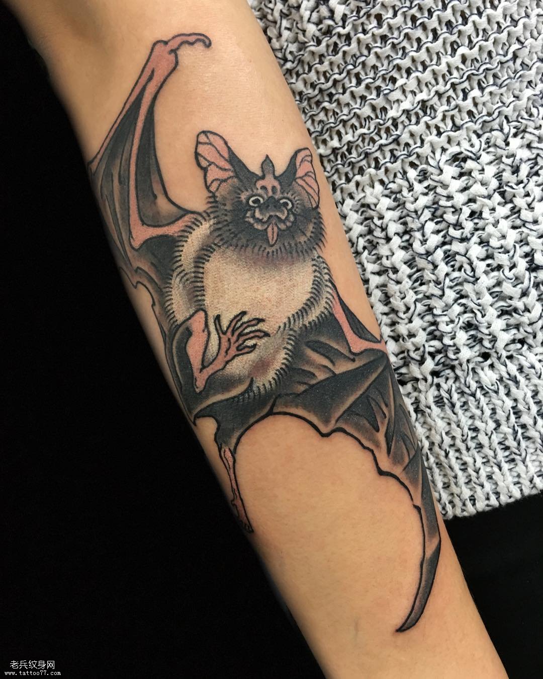 小臂蝙蝠纹身图案