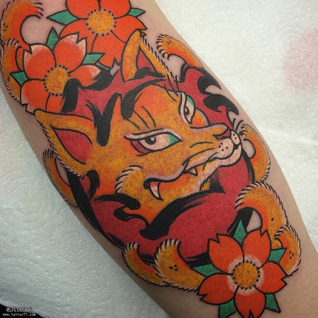 小腿狐狸樱花纹身图案