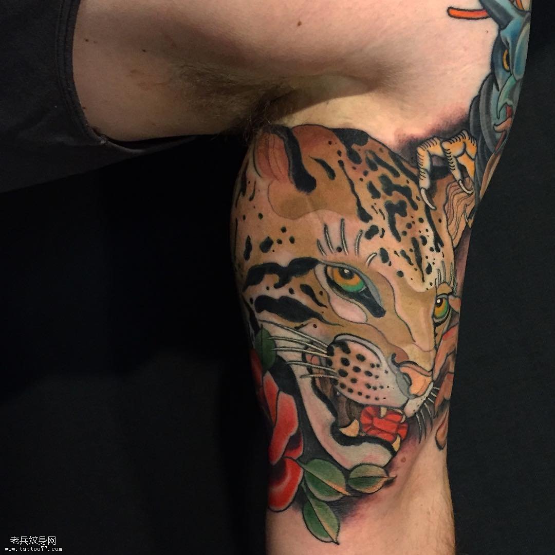 大臂豹子纹身图案