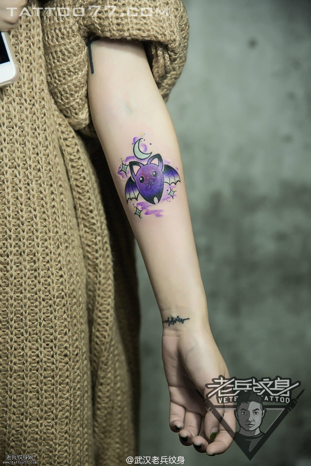 手部紫色蝙蝠纹身图案作品