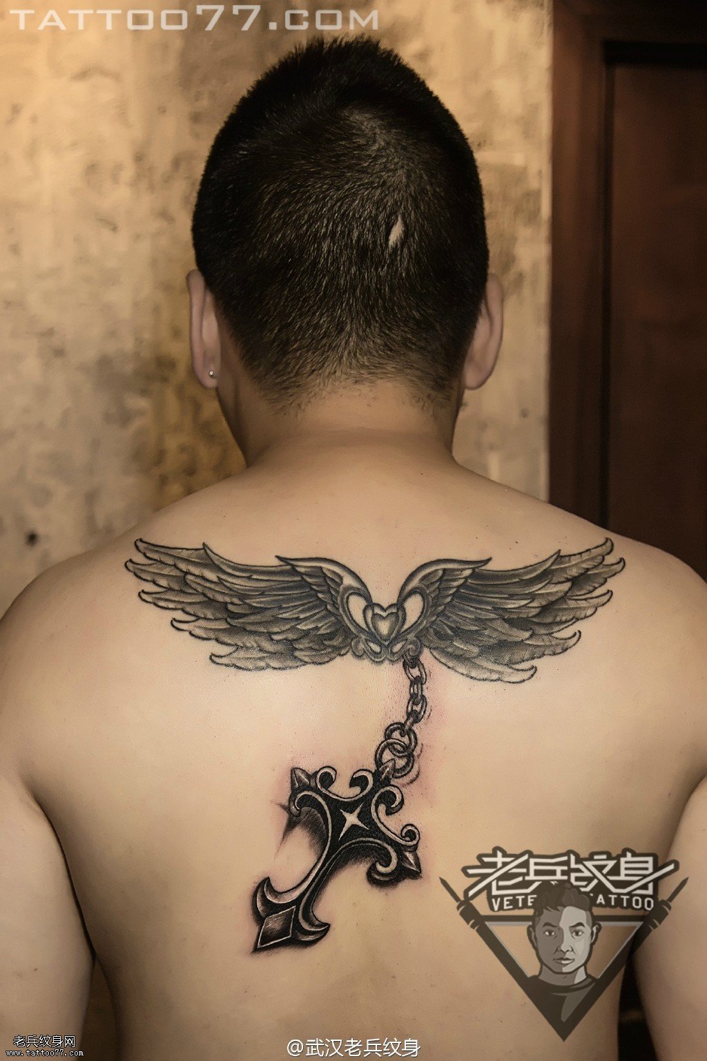 后背翅膀十字架纹身图案作品